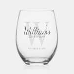 Verre À Vin Sans Pied Monogramme de script personnalisé et Groomsmen de<br><div class="desc">Ajoutez une touche personnelle à votre mariage avec un cadeau personnalisé pour les groomsmen. Ce design présente le nom personnalisé de groomsman en style de police de script classique gris avec des détails mariages en style de police serif classique gris et monogramme en style de police serif classique gris clair...</div>