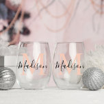 Verre À Vin Sans Pied Monogramme doré personnalisé moderne<br><div class="desc">Élevez toute célébration avec notre Monogramme doré rose moderne personnalisé Verre à vin sans étrier. Ce verre chic et polyvalent est orné d'un monogramme noir et d'or élégant, ce qui en fait le cadeau idéal pour les mariages, les demoiselles d'honneur et les anniversaires. Customisez avec un nom pour une touche...</div>