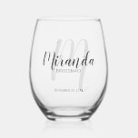 Verre À Vin Sans Pied Script moderne Nom de la servante d'éducation pers<br><div class="desc">Ajoutez une touche personnelle à votre mariage grâce à un cadeau personnalisé d'animatrices. Ce design présente le nom personnalisé de la servante de pont dans le style de police de script moderne gris et monogramme dans le style de police de script moderne gris clair comme arrière - plan avec titre...</div>