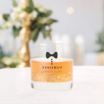 Verre À Whisky Cute Black Cravate Groomsman Best Man Mariage Cade<br><div class="desc">Cet ensemble est le choix parfait pour remercier les groomsmen de votre mariage. Le design mignon comporte un simulateur de smoking ou une image d'usure formelle avec une cravate noire et trois boutons noirs. Son nom et son titre apparaissent ci-dessous avec les noms du couple et la date du mariage...</div>
