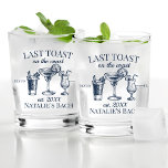 Verre À Whisky Dernier Toast Sur La Côte Beach Bachelorette Party<br><div class="desc">Savourez le Dernier Toast On The Coast Beach Bachelorette Party dans le style avec notre délicieux Whiskey Glass. Cette fête de bachelorette côtière personnalisée est l'exemple de la classe et de l'élégance, parfait pour votre célébration branchée de bachelorette de plage. Que vous soyez dans les Hamptons, Cape Cod, Tulum ou...</div>