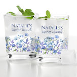 Verre À Whisky Dusty Blue Fleur sauvage Fête des mariées personna<br><div class="desc">Notre Dusty Blue et Lavender Fleur sauvage de verre Whiskey personnalisé, un ajout charmant à toute fête de brune ou de douche nuptiale. Avec son design à thème fleur sauvage, ce verre est un beau souvenir de votre journée spéciale. Que ce soit pour des jeux de douche nuptiale, des prix...</div>