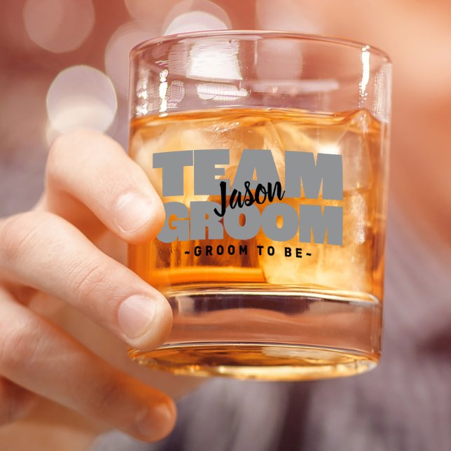 Verre À Whisky Équipe du marié nom de mariage personnalisé noir g (Team Groom To Be Wedding Name Black Gray Custom Whiskey Glass)