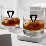 Verre À Whisky Groomsmen moderne Nom personnalisé avec Tuxedo<br><div class="desc">Élevez vos cadeaux de marionnettistes avec notre boîte de verre personnalisée - un saké intemporel qui combine style et personnalisation. La silhouette élégante d’un smoking donne le ton, tandis qu’en-dessous, le nom du toiletteur et la date du mariage ajoutent une touche d’individualité. Conçu pour ceux qui apprécient à la fois...</div>