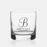 Verre À Whisky Nom et monogramme de la servante d'accueil personn<br><div class="desc">Elégant cadeau de demoiselle d'honneur personnalisé avec monogramme personnalisé en noir élégant style de police de script avec nom et titre de demoiselle d'honneur dans le style de police serif classique. Parfait aussi pour les groomsmen, meilleur homme, père de la mariée, bonne d'honneur, fille de fleurs, mère de la mariée...</div>