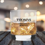 Verre À Whisky Nom personnalisé Stylish Groomsman Proposition<br><div class="desc">Vous cherchez une façon unique de demander à vos amis d'être votre toiletteur? Découvrez nos verres de whisky personnalisés ! Ajoutez leur nom, leur date et leur rôle pour créer un cadeau vraiment spécial qu'ils aimeront. Notre design élégant, classique et moderne est parfait pour n'importe quel thème mariage. Ces lunettes...</div>