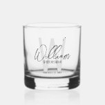 Verre À Whisky Script moderne Salons personnalisés<br><div class="desc">Monogramme et cadeaux de nom minimaliste moderne Personnalisé Ce design présente un nom personnalisé en gris moderne écriture script style de police et monogramme en gris clair moderne style de police sans serif comme arrière - plan, avec des détails mariages en gris moderne sans serif style de police. Aussi parfait...</div>