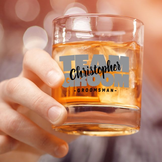 Verre À Whisky Team Groom Groomsman Nom du Mariage Black Grey Cad (Team Groom Groomsman Wedding Name Black Gray Gift Whiskey Glass)