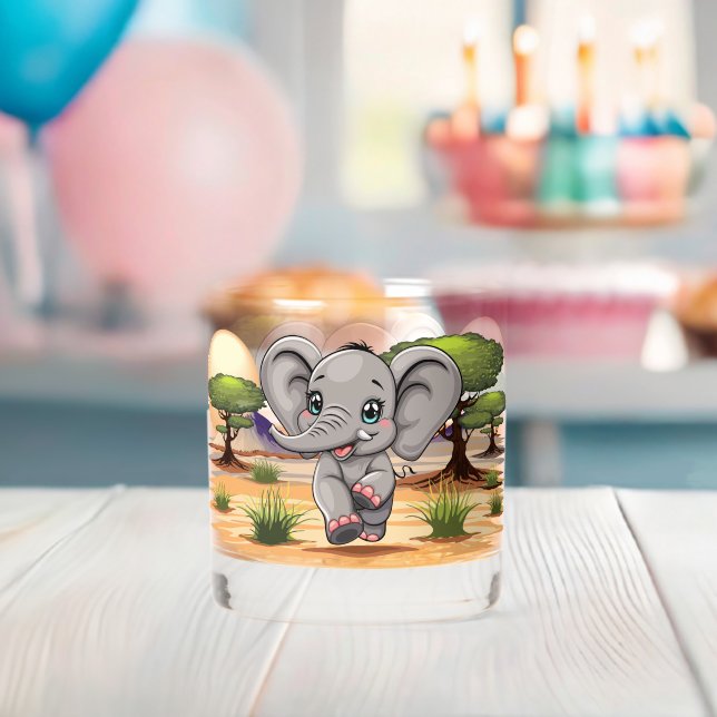 Verre À Whisky Un bébé éléphant qui sonne heureux dans la savane  (Insitu (Baby Shower))