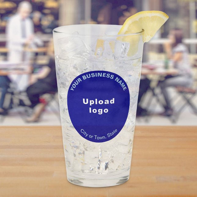 Verre Bleu forme ronde marque d'affaires sur la coupe de (Build brand name awareness. Blue round business brand on glass cup.)