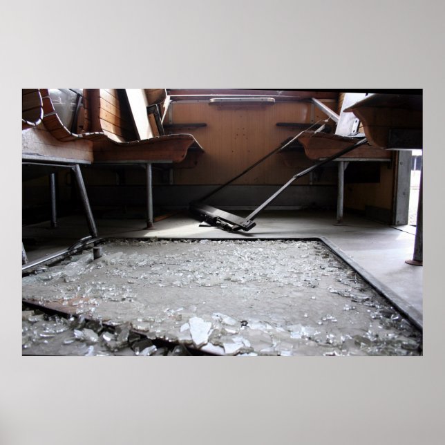 Verre brisé sur le sol poster du train abandonné (Devant)
