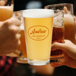 Verre Burnt Orange Stylisé Mariage Groomsman<br><div class="desc">Verre de bière pour le groomsman mariage qui présente son nom imprimé dans une couleur orange brûlée tendance, script stylisé à l'intérieur d'une bordure orange brûlée ovale couleur avec date d'année mariage. Une excellente idée d'offre de fête pour une fête de bachelier! Personnalisez votre verre de bière en modifiant et...</div>