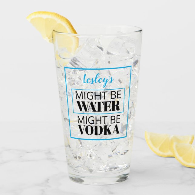 Verre Ça pourrait être de l'eau. Peut-être de la vodka.  (Devant glace)