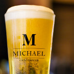 Verre Cadeaux modernes Groomsmen Monogramme Meilleure bi<br><div class="desc">Cette élégante vitre à bières monogrammée de toiletteur présente les noms des groomsmen et initiale, écrite dans une typographie minimaliste noire et tendance. Ajoutez simplement les noms des groomsmen et leur initiale dans la section personnalisée pour créer votre propre verre de bière masculin groomsmen. Bien qu'il soit présenté ici comme...</div>