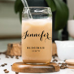 Verre Canette Bridesmaid Personnalisé Nom Personnalisé Mariage<br><div class="desc">Bridesmaid Personnalisé Nom Personnalisé Mariage Fête Can Glass présente le nom de votre servante dans un élégant script de calligraphie avec le texte "Bridesmaid" et votre date de mariage ci-dessous. Sur mesure pour vos demoiselles d'honneur. Faites un cadeau ou une faveur de mariage fabuleux. Conçu par ©2025 Evco Studio www.zazzle.com/store/evcostudio...</div>