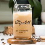 Verre Canette Bridesmaid Personnalisé Nom Personnalisé Mariage<br><div class="desc">Bridesmaid Personnalisé Nom Personnalisé Mariage Fête Can Glass présente le nom de votre servante dans un élégant script de calligraphie avec le texte "Bridesmaid" et votre date de mariage ci-dessous. Sur mesure pour vos demoiselles d'honneur. Faites un cadeau ou une faveur de mariage fabuleux. Conçu par ©2025 Evco Studio www.zazzle.com/store/evcostudio...</div>