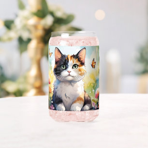 Verre Canette Chat calico dans un jardin printanier avec papillo