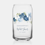 Verre Canette Dusty Blue Floral Fête des mariées personnalisée<br><div class="desc">Customisez cette douche nuptiale peut verre en cliquant sur le bouton "Personnaliser" ci-dessus. Fleurs bleues poussiéreuses modernes,  élégantes et chic,  avec fleurs blanches,  bleu clair et vert olive. CONSEIL : Idéal aussi pour les fêtes surprises,  les baby showers,  les mariages et les fêtes de retraite.</div>