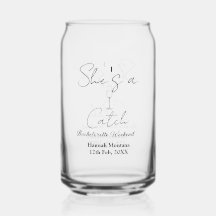 Elle est une bouteille de champagne de week-end de