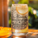 Verre Canette Fête De Mariage Personnalisée Personnalisée Sur Me<br><div class="desc">Maid Of Honor Personnalisé Nom de mariage Fête Can Glass affiche le nom de votre Maid of Honor avec les noms du couple de mariées et la date du mariage accentuée d'un petit coeur d'amour. Sur mesure pour vos demoiselles d'honneur. Faites un cadeau ou une faveur de mariage fabuleux. Conçu...</div>