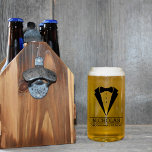 Verre Canette Groomsmen moderne cadeau de nom personnalisé avec<br><div class="desc">Élevez vos cadeaux de marionnettistes avec notre boîte de verre personnalisée - un saké intemporel qui combine style et personnalisation. La silhouette élégante d’un smoking donne le ton, tandis qu’en-dessous, le nom du toiletteur et la date du mariage ajoutent une touche d’individualité. Conçu pour ceux qui apprécient à la fois...</div>