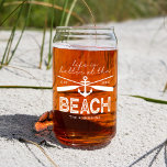 Verre Canette La vie est meilleure au Beach House Nom<br><div class="desc">Maison de plage familiale personnalisée peut des lunettes avec le dit amusant "la vie est meilleure à la plage",  des bateaux de voitures,  votre nom de famille,  et l'année établie.</div>