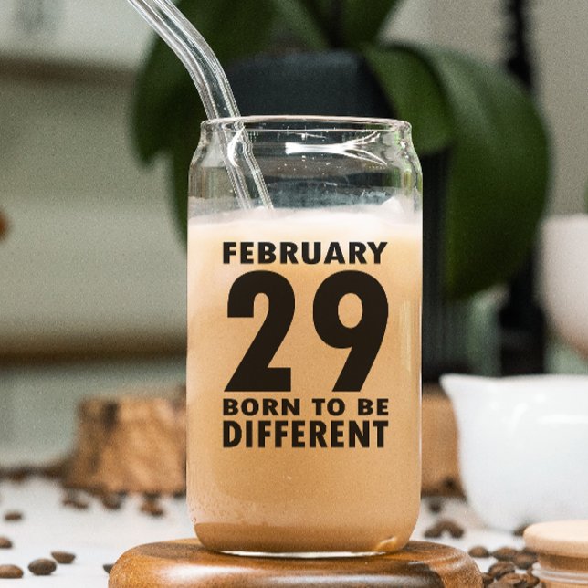 Verre Canette Leap Année Février 29 Être différent Anniversaire (Celebrate Leap Day with our unique drinking glass, a reminder of special moments every four years.)