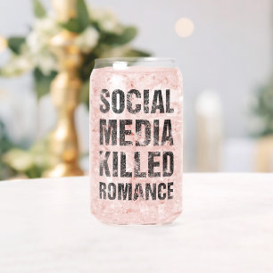 Verre Canette Les médias sociaux ont tué la romance