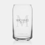 Verre Canette Masculine Monogramme personnalisé et nom Groomsmen<br><div class="desc">Ajoutez une touche personnelle à votre mariage avec un cadeau personnalisé pour les groomsmen. Ce design présente le nom personnalisé du marionnettiste avec titre en gris et monogramme en gris clair comme arrière - plan, dans le style de police serif classique. Parfait aussi pour le meilleur homme, père de la...</div>