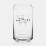 Verre Canette Monogramme de script personnalisé et Groomsmen de<br><div class="desc">Ajoutez une touche personnelle à votre mariage avec un cadeau personnalisé pour les groomsmen. Ce design présente le nom personnalisé de groomsman en style de police de script classique gris avec des détails mariages en style de police serif classique gris et monogramme en style de police serif classique gris clair...</div>