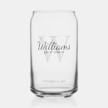 Verre Canette Monogramme de script personnalisé et Groomsmen de<br><div class="desc">Ajoutez une touche personnelle à votre mariage avec un cadeau personnalisé pour les groomsmen. Ce design présente le nom personnalisé de groomsman en style de police de script classique gris avec des détails mariages en style de police serif classique gris et monogramme en style de police serif classique gris clair...</div>