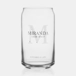 Verre Canette Monogramme et nom de la servante d'accueil personn<br><div class="desc">Ajoutez une touche personnelle à votre mariage avec le monogramme et le cadeau de nom personnalisé de la femme de ménage. Ce design présente le nom personnalisé de la servante avec titre et date mariage en gris et monogramme en gris clair comme arrière - plan, dans le style de police...</div>