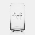 Verre Canette Monogramme et nom de la servante d'accueil personn<br><div class="desc">Cadeaux Bridesmaids personnalisées avec le nom de la femme d'honneur personnalisée en gris style de police de script classique et monogramme en gris clair style de police serif classique en arrière - plan avec titre et date mariage en gris classique style de police serif. Aussi parfait pour femme de ménage...</div>