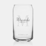 Verre Canette Monogramme et nom de la servante d'accueil personn<br><div class="desc">Cadeaux Bridesmaids personnalisées avec le nom de la femme d'honneur personnalisée en gris style de police de script classique et monogramme en gris clair style de police serif classique en arrière - plan avec titre et date mariage en gris classique style de police serif. Aussi parfait pour femme de ménage...</div>