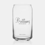 Verre Canette Nom de la servante moderne personnalisée<br><div class="desc">Cadeaux de Bridesmaids personnalisés avec le nom de la femme de bridesmaid dans un style de police de script moderne avec titre et date mariage dans le style de police sans serif moderne. Aussi parfait pour Maid of Honor,  Flower Girl,  Mother of the Bride et plus.</div>