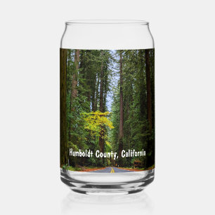 Verre Canette Route droite à travers une forêt brumeuse de séquo
