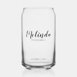 Verre Canette Script moderne, Bridesmaitres personnalisées<br><div class="desc">Script moderne Bridesmaids personnalisées Can Glass avec le nom personnalisé de bridesmaid dans un style de police script moderne avec titre et date mariage dans le style de police sans serif moderne. Aussi parfait pour Maid of Honor,  Flower Girl,  Mother of the Bride,  Groomsmen,  Best man et plus.</div>