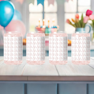 Verre Canette un arrière - plan blanc avec des feuilles roses