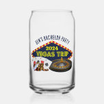 Verre Canette Voyage de l'enterrement de vie de garçon personnal<br><div class="desc">Personnalisez vos propres verres pour un voyage de l'enterrement de vie de garçon à Las Vegas. Un verre souvenir personnalisé cool avec des éléments essentiels de casino tels qu'un jeu de cartes, des jetons de poker et une roulette avec 'Voyage à Vegas' en écriture jaune. Cadeaux amusants pour les joueurs...</div>