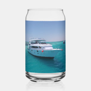 Verre Canette Yacht blanc neigeux près de l'île Blanche dans la 