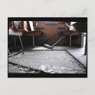 Verre cassé sur le sol Carte postale du train aban