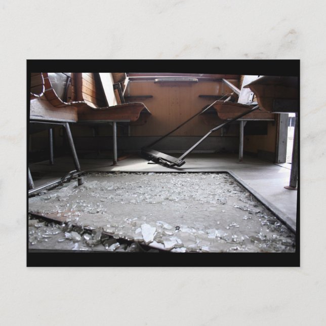 Verre cassé sur le sol Carte postale du train aban (Devant)