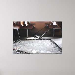 Verre cassé sur le sol Toile de train abandonné