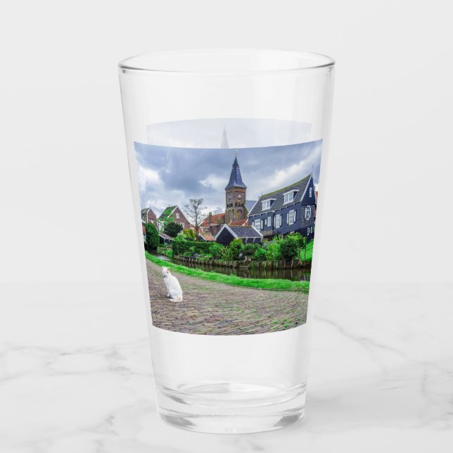 Verre Chat dans le village de pêcheurs traditionnel (Devant)