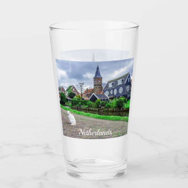 Verre Chat dans le village de pêcheurs traditionnel (Devant)