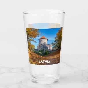 Verre Château médiéval entouré de forêt