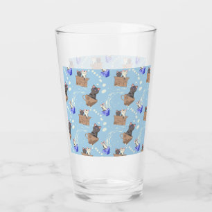 Verre Chats en boîte et gouttes de lait sur bleu