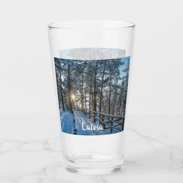 Verre Chemin en bois sur la forêt d'hiver enneigée (Devant)