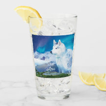 Chien Husky avec montagnes et aurores boréales