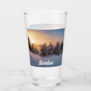 Verre Coucher de soleil sur la forêt gelée de neige près